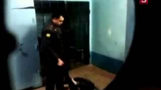 полицай бие човек в ареста - русия