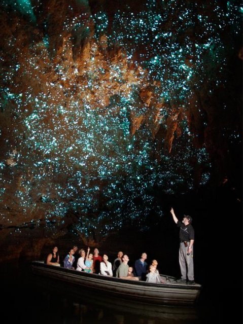 туристи се любуват на красивата пещера