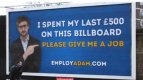 младеж търси работа с билборд