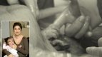 чудо- бебе излиза от корема на майка си и хваща ръката на лекаря -видео-