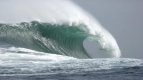 вълни с височина над 240 метра се разбиват в тихия океан