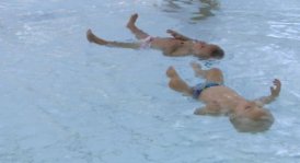 9-месечни близнаци плуват като шампиони -видео-
