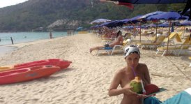 кали по цици на плажа в тайланд