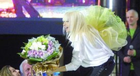 министърът на културата зарадва лили иванова с хризантеми за рождения ден