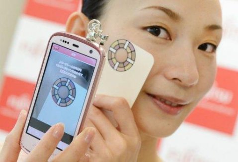fujitsu показа смартфон, който изследва кожата ви