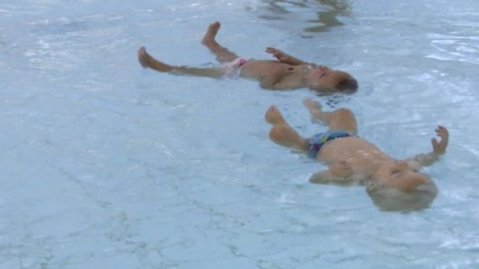 9-месечни близнаци плуват като шампиони -видео-
