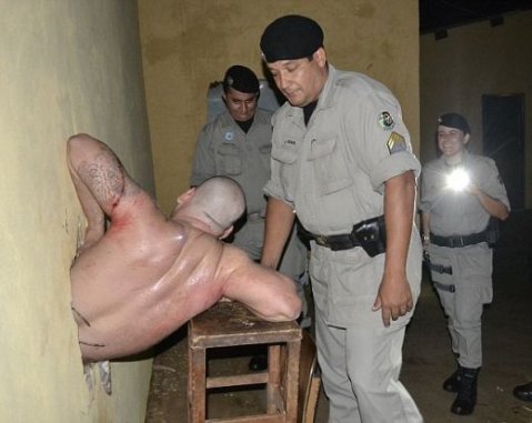 затворник се заклещи в стена, бягайки от пандиза
