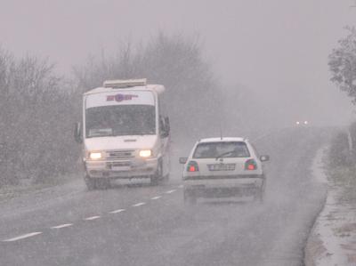 лед и мъгли по пътищата  шофьорите да внимават-