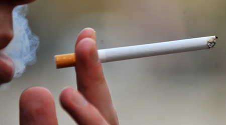 депутатите от икономическата комисия решават днес за забраната за пушене