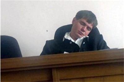 скандално- съдия заспа по време на заседание в русия -видео- | 24 часа