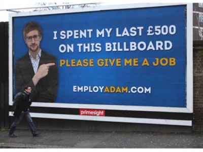 младеж търси работа с билборд