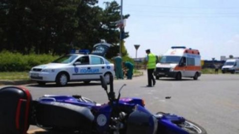млад мотоциклетист в кома след удар от лек автомобил