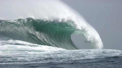 вълни с височина над 240 метра се разбиват в тихия океан