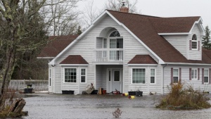 eвакуираха около 100 000 души в канада заради наводнения