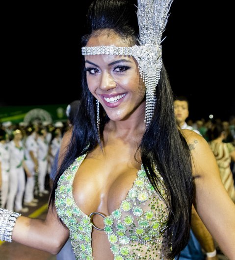 алине бернардес -  музата на бразилците