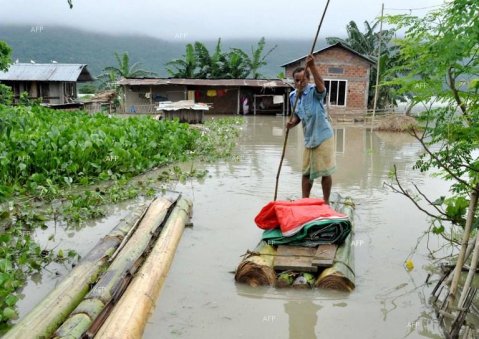 жертвите на наводненията в индия са над 6 500 души