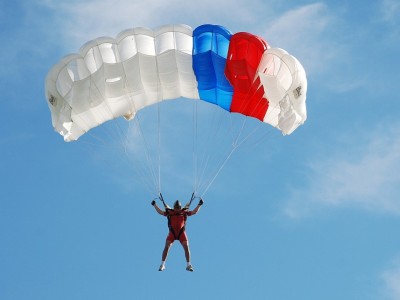 парашутист с опасност за живота след скок край монтана