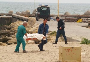 откриха разложен труп във водите на черно море