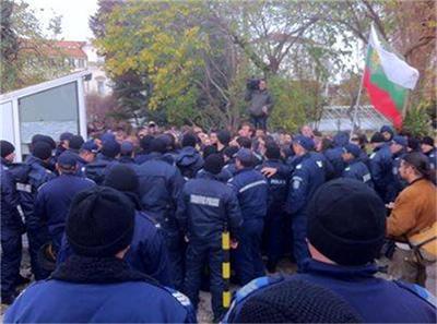 полицейски кордони окупираха факултета по журналистика