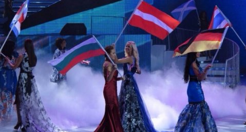 ивелина попова развя българския флаг в китай
